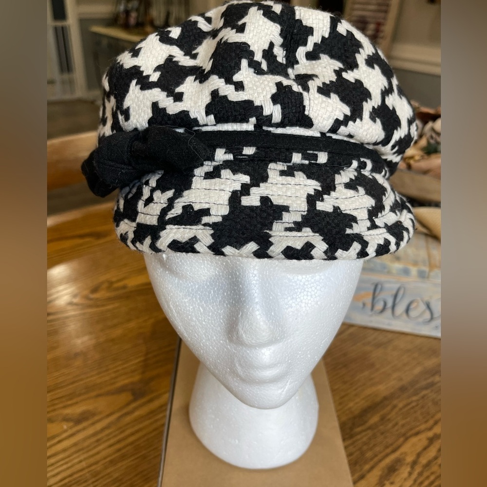 Chic Black and White Houndstooth Cap